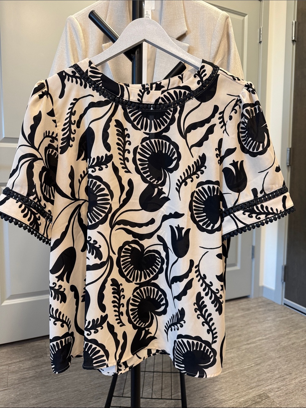 Ann Taylor Black & Cream Floral Puff-Sleeve Blouse